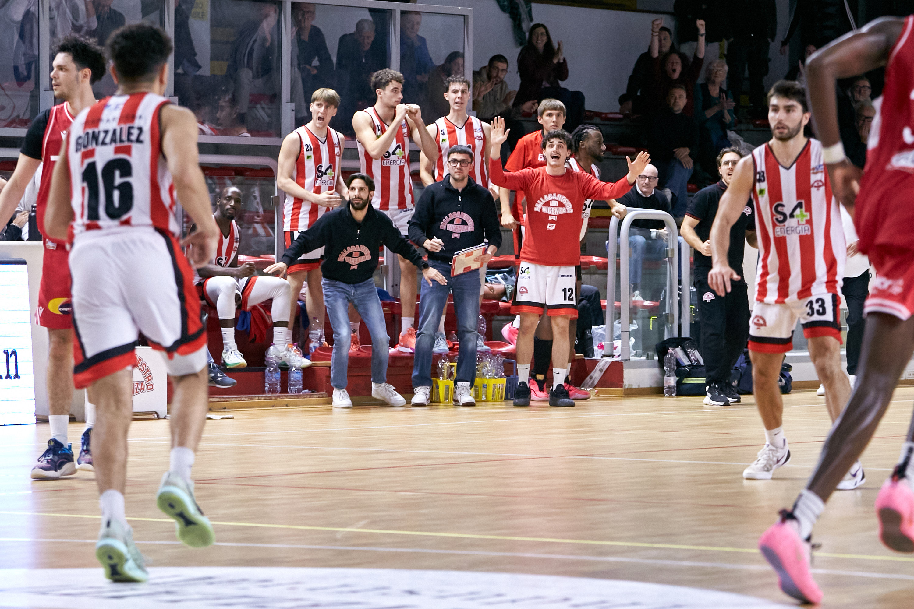 Photo: pallacanestrovicenza2012.it Energia vicenza andrea costa imola